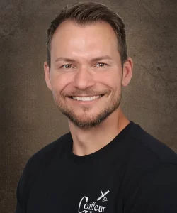 Porträt von Friseurmeister und Chef Christopher Hebbe