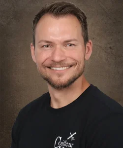 Porträt von Friseurmeister und Chef Christopher Hebbe